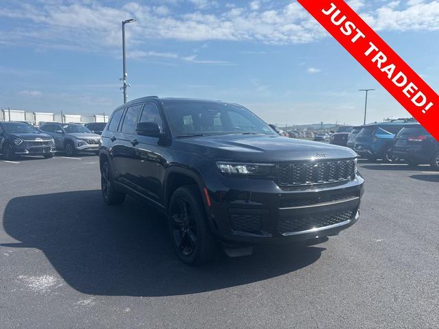 Photo of 2022 Diamond Black Crystal Pearlcoat Jeep Grand Cherokee L