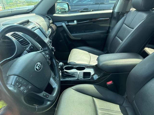 Photo of 2015 Ebony Black Kia Sorento