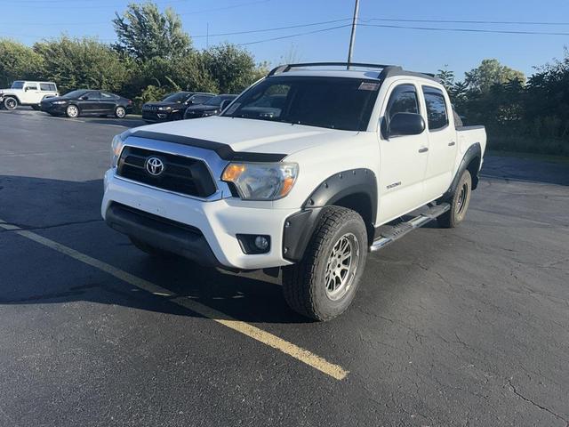 Photo of 2015 Super White Toyota Tacoma