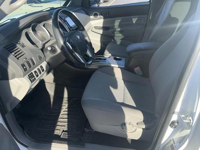 Photo of 2015 Super White Toyota Tacoma