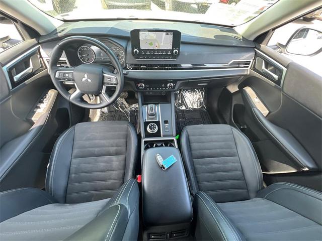 Photo of 2024 White Diamond Mitsubishi Outlander