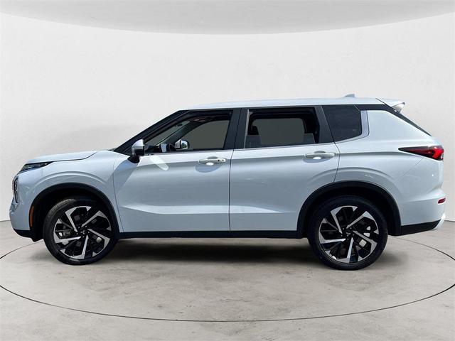 Photo of 2024 White Diamond Mitsubishi Outlander