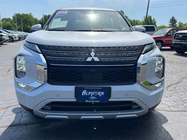Photo of 2024 White Diamond Mitsubishi Outlander