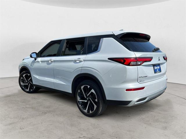 Photo of 2024 White Diamond Mitsubishi Outlander