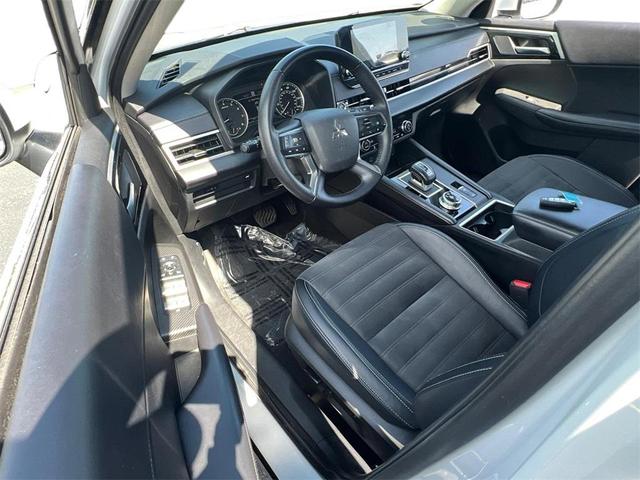 Photo of 2024 White Diamond Mitsubishi Outlander