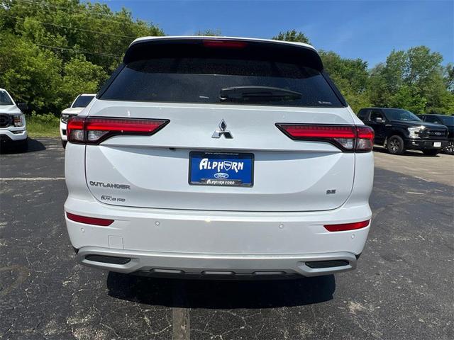 Photo of 2024 White Diamond Mitsubishi Outlander