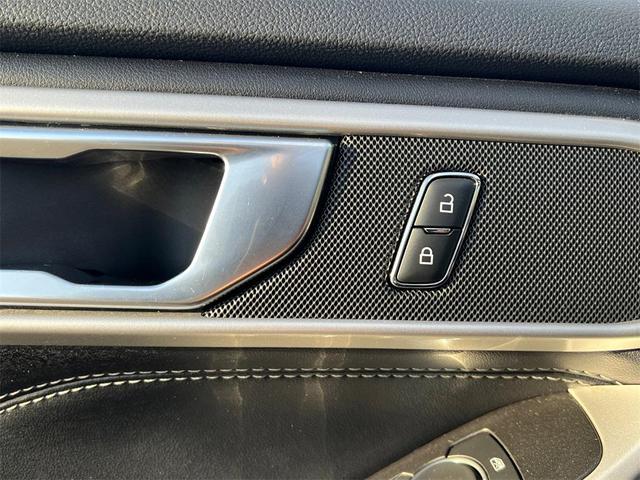 Photo of 2022 Black Ford Explorer