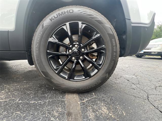 Photo of 2023 Bright White Clearcoat Jeep Cherokee