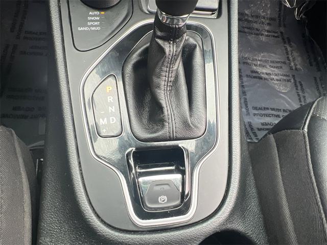 Photo of 2023 Bright White Clearcoat Jeep Cherokee