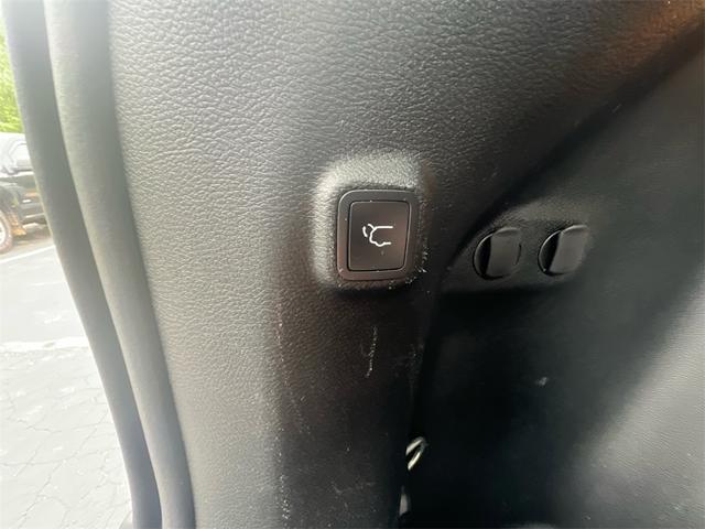 Photo of 2023 Bright White Clearcoat Jeep Cherokee
