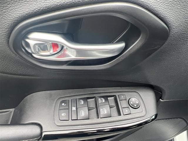 Photo of 2023 Bright White Clearcoat Jeep Cherokee