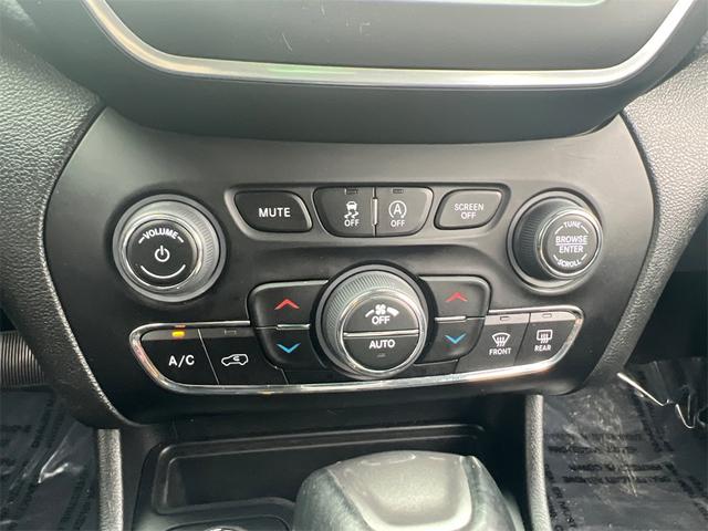 Photo of 2023 Bright White Clearcoat Jeep Cherokee
