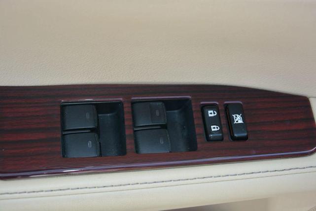 Photo of 2013 White Lexus ES 350