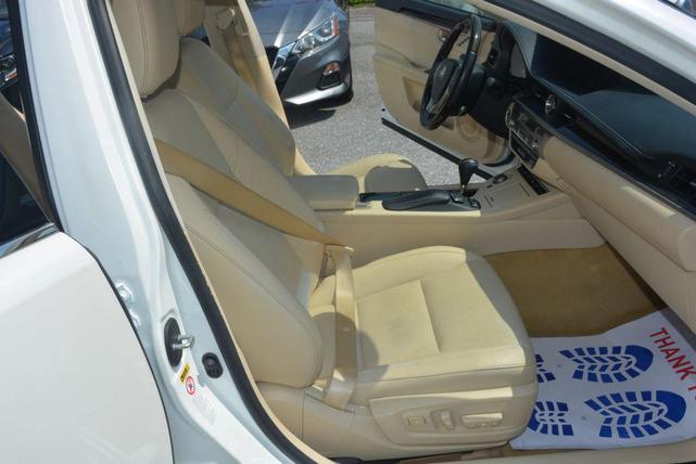 Photo of 2013 White Lexus ES 350