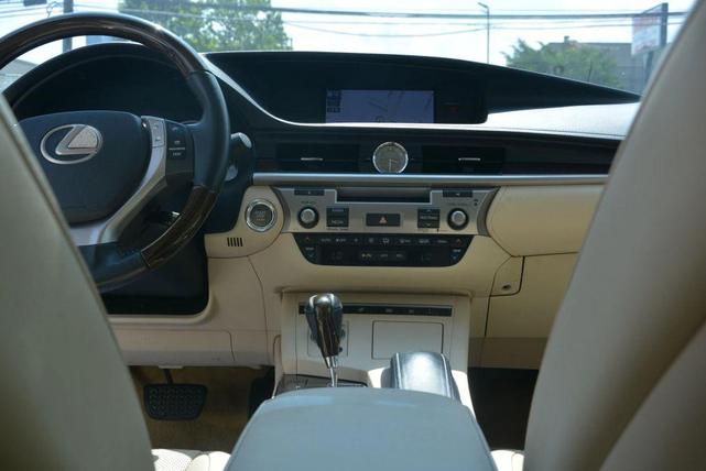 Photo of 2013 White Lexus ES 350