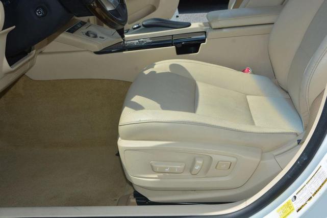 Photo of 2013 White Lexus ES 350