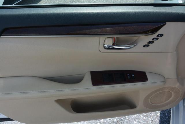 Photo of 2013 White Lexus ES 350