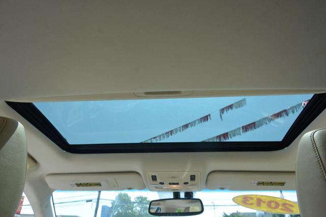 Photo of 2013 White Lexus ES 350