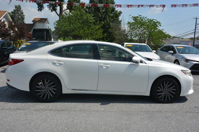 Photo of 2013 White Lexus ES 350