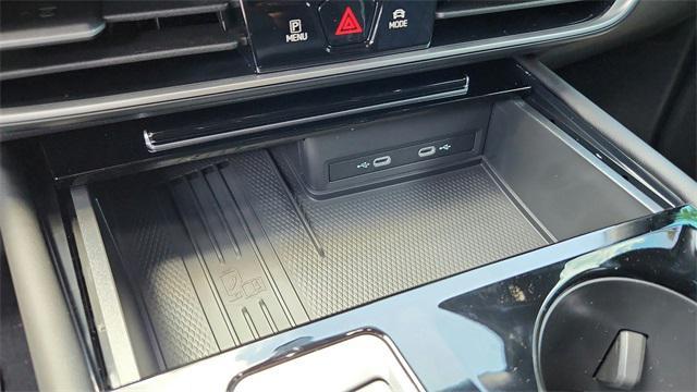 Photo of 2025 Silver Mist Metallic Volkswagen Atlas Cross Sport