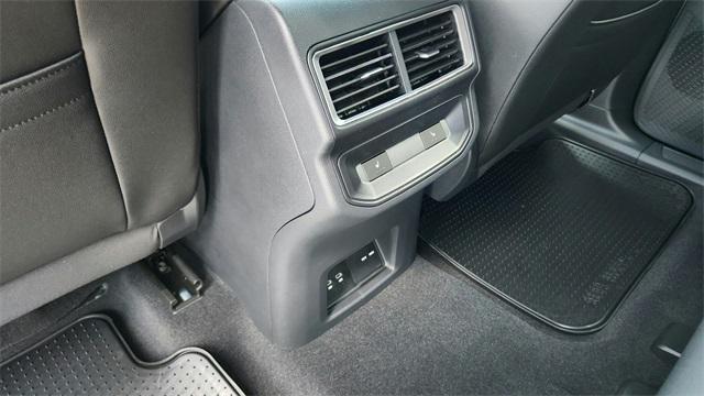 Photo of 2025 Silver Mist Metallic Volkswagen Atlas Cross Sport