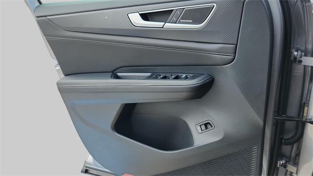Photo of 2025 Silver Mist Metallic Volkswagen Atlas Cross Sport
