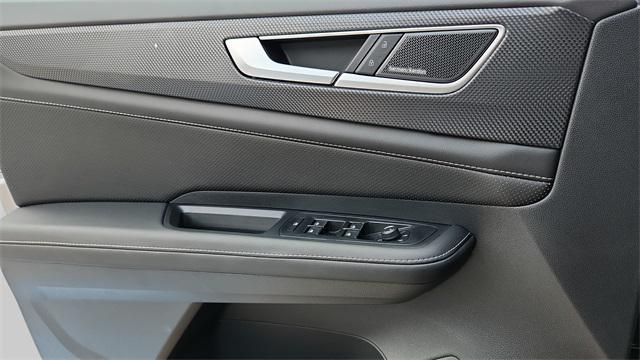 Photo of 2025 Silver Mist Metallic Volkswagen Atlas Cross Sport