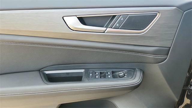 Photo of 2025 Deep Black Pearl Volkswagen Atlas Cross Sport