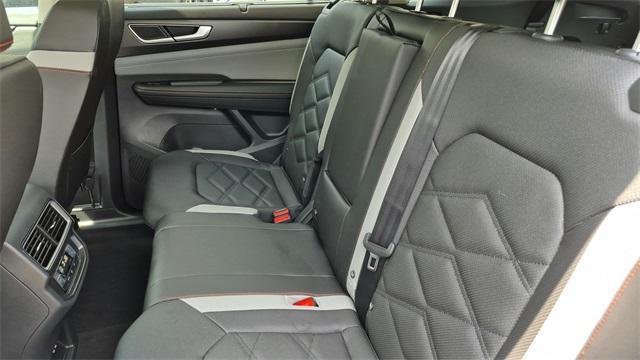 Photo of 2025 Pure White Volkswagen Atlas