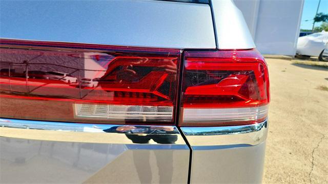 Photo of 2025 Silver Mist Metallic Volkswagen Atlas