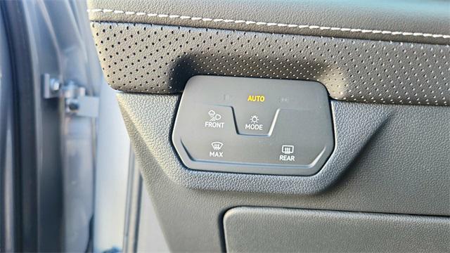 Photo of 2025 Silver Mist Metallic Volkswagen Atlas