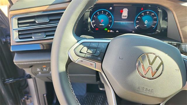 Photo of 2025 Silver Mist Metallic Volkswagen Atlas