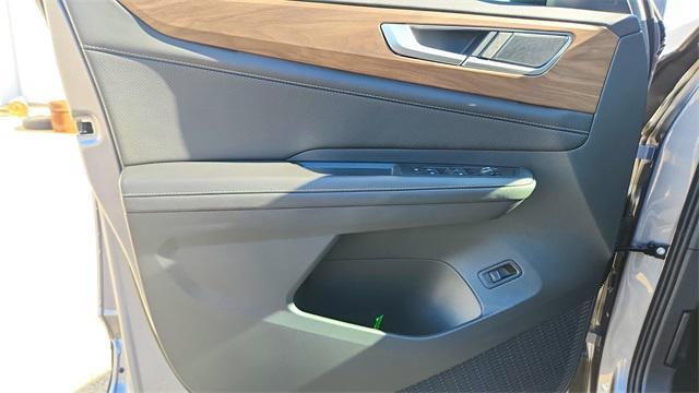 Photo of 2025 Silver Mist Metallic Volkswagen Atlas