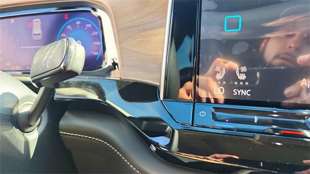 Photo of 2025 Silver Mist Metallic Volkswagen Atlas