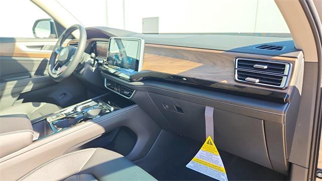 Photo of 2025 Silver Mist Metallic Volkswagen Atlas