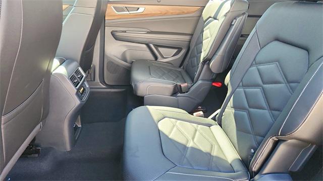 Photo of 2025 Silver Mist Metallic Volkswagen Atlas