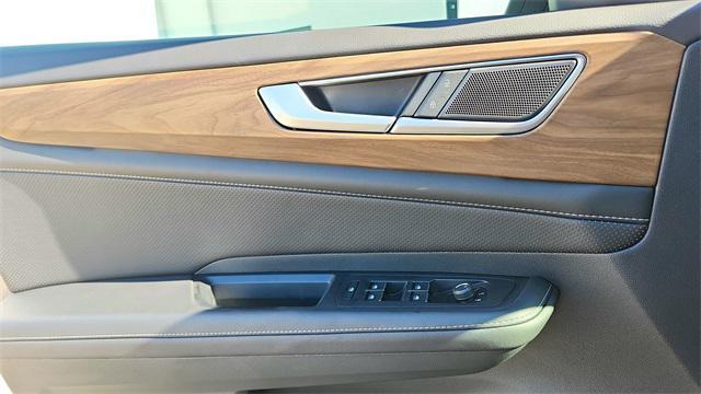 Photo of 2025 Silver Mist Metallic Volkswagen Atlas