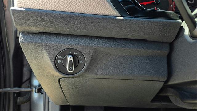 Photo of 2021 Platinum Gray Metallic Volkswagen Jetta