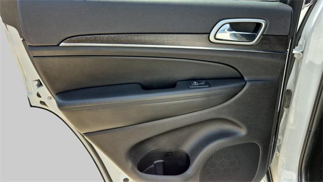 Photo of 2018 Bright White Clearcoat Jeep Grand Cherokee