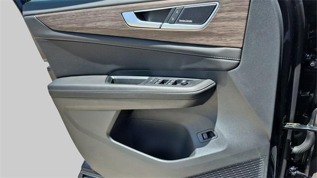 Photo of 2025 Deep Black Pearl Volkswagen Atlas