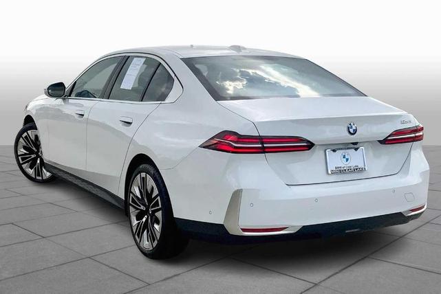 Photo of 2025 Alpine White BMW 530