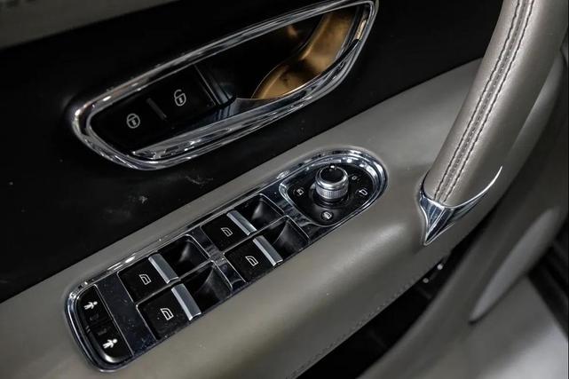 Photo of 2018 Gray Bentley Bentayga