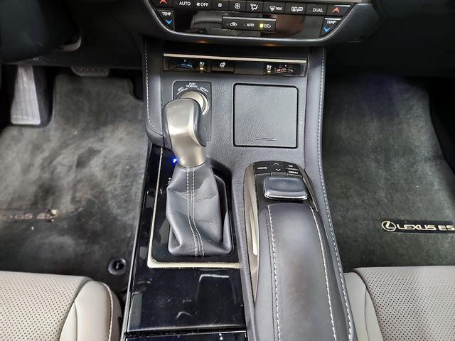 Photo of 2017 Gray Lexus ES 300h