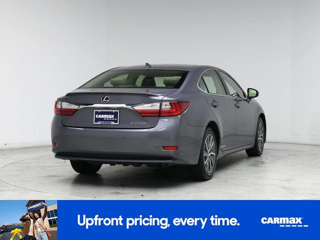 Photo of 2017 Gray Lexus ES 300h