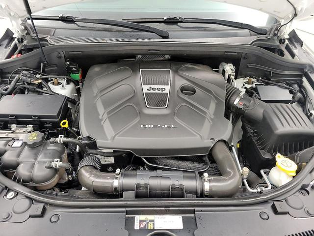 Photo of 2016 White Jeep Grand Cherokee