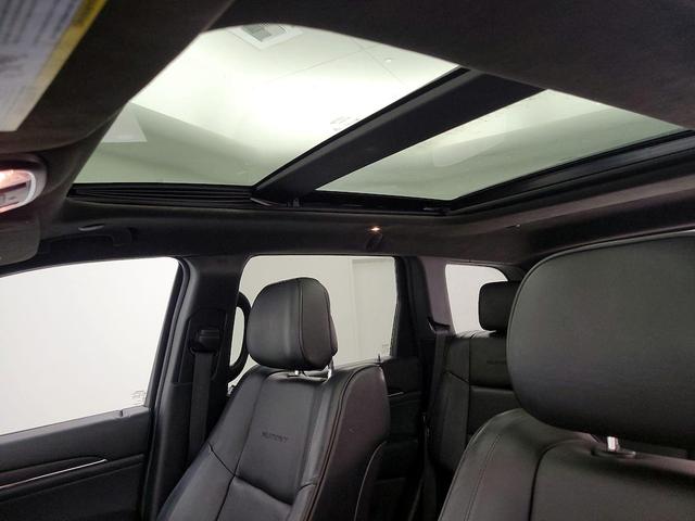 Photo of 2016 White Jeep Grand Cherokee
