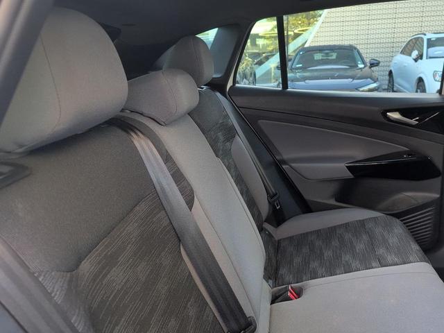Photo of 2022 Glacier White Metallic Volkswagen ID.4