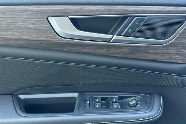Photo of 2025 Deep Black Pearl Volkswagen Atlas