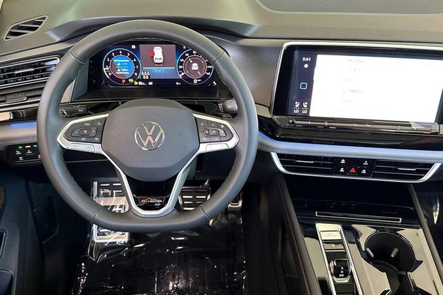 Photo of 2025 Pure White Volkswagen Atlas