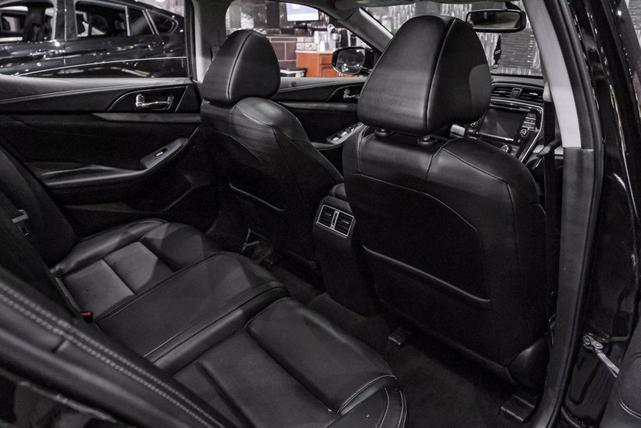 Photo of 2017 Black Nissan Maxima